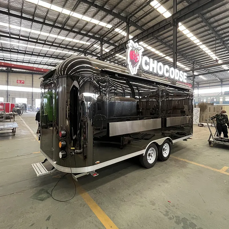 مقطورة Airstream باللون الأسود غير اللامع