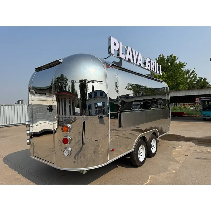 مقطورة Airstream من الفولاذ المقاوم للصدأ المصقول بالمرآة